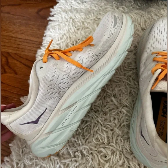 Women’s Hoka running sneaker size 9 - Picture 4 of 9